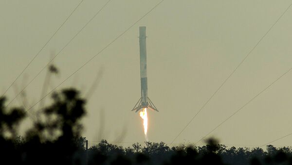 Первая ступень ракеты-носителя Falcon 9 приземляется после запуска на мысе Канаверал, штат Флорида. 19 февраля 2017 Первая ступень ракеты-носителя Falcon 9 приземляется после запуска на мысе Канаверал, штат Флорида. 19 февраля 2017