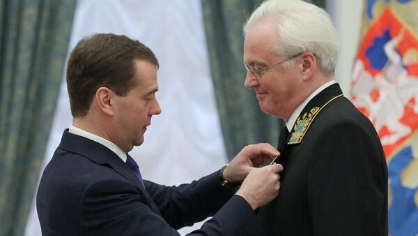 Президент РФ Дмитрий Медведев вручает орден За заслуги перед Отечеством IV степени постоянному представителю Российской Федерации при Организации Объединенных Наций в Нью-Йорке Виталию Чуркину Президент РФ Дмитрий Медведев вручает орден За заслуги перед Отечеством IV степени постоянному представителю Российской Федерации при Организации Объединенных Наций в Нью-Йорке Виталию Чуркину