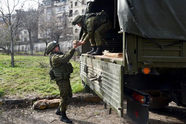Российские военные инженеры Международного противоминного центра Вооруженных Сил РФ в Алеппо Российские военные инженеры Международного противоминного центра Вооруженных Сил РФ в Алеппо