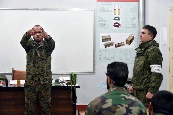 Российские военные инженеры Международного противоминного центра Вооруженных Сил РФ в Алеппо Российские военные инженеры Международного противоминного центра Вооруженных Сил РФ в Алеппо