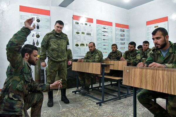 Военнослужащие вооруженных сил РФ и Сирии на занятии в Международном противоминном центре Вооруженных Сил РФ в Алеппо Военнослужащие вооруженных сил РФ и Сирии на занятии в Международном противоминном центре Вооруженных Сил РФ в Алеппо