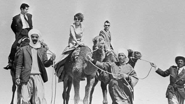 Валентина Николаева-Терешкова и Андриян Николаев в пустыне Сахара во время их пребывания в Алжире Валентина Николаева-Терешкова и Андриян Николаев в пустыне Сахара во время их пребывания в Алжире
