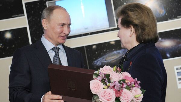 Владимир Путин вручает премию правительства России имени Ю.А.Гагарина Валентине Терешковой во время посещения Московского планетария в День космонавтики Владимир Путин вручает премию правительства России имени Ю.А.Гагарина Валентине Терешковой во время посещения Московского планетария в День космонавтики
