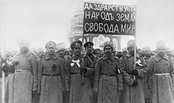 Солдаты с революционным лозунгом: Да здравствует народ, земля, свобода, мир! в февральские дни 1917 года в городе Николаевске Солдаты с революционным лозунгом: Да здравствует народ, земля, свобода, мир! в февральские дни 1917 года в городе Николаевске