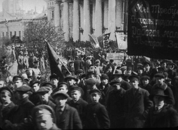 Демонстрация рабочей молодежи и учеников фабричных школ патронного завода с требованием охраны детского труда. Москва, 1917 год Демонстрация рабочей молодежи и учеников фабричных школ патронного завода с требованием охраны детского труда. Москва, 1917 год