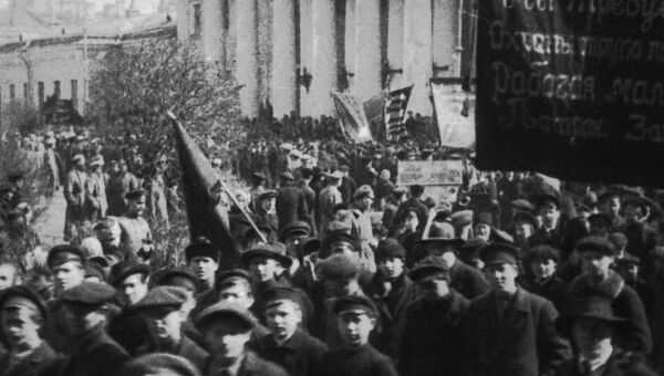 Демонстрация рабочей молодежи и учеников фабричных школ патронного завода с требованием охраны детского труда. Москва, 1917 год Демонстрация рабочей молодежи и учеников фабричных школ патронного завода с требованием охраны детского труда. Москва, 1917 год