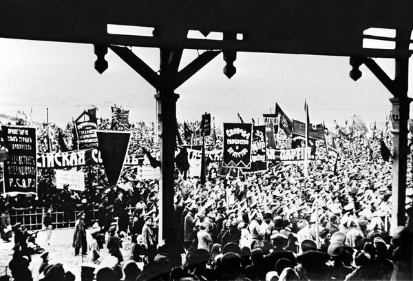Митинг во Владивостоке в дни февральской революции. 1917 год Митинг во Владивостоке в дни февральской революции. 1917 год