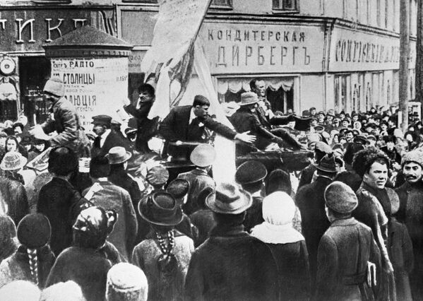 Митинг на площади в Харькове в дни февральской революции. 1917 год Митинг на площади в Харькове в дни февральской революции. 1917 год
