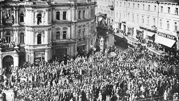 Манифестация на улицах Киева во время Февральской буржуазно-демократической революции в 1917 году Манифестация на улицах Киева во время Февральской буржуазно-демократической революции в 1917 году
