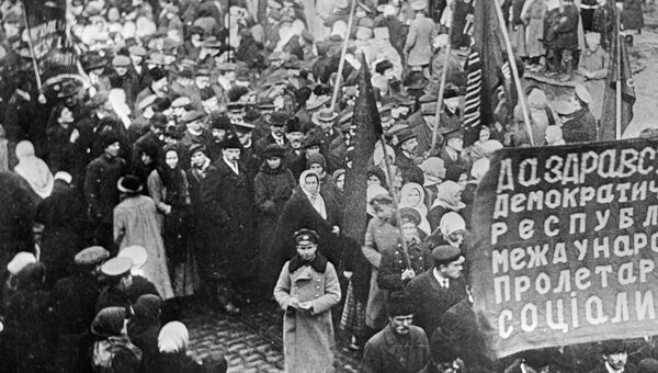 Демонстрация рабочих в Харькове в 1917 году Демонстрация рабочих в Харькове в 1917 году
