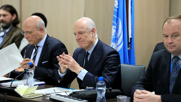 Спецпосланник ООН по Сирии Стаффан де Мистура на Межсирийских переговорах в Женеве Спецпосланник ООН по Сирии Стаффан де Мистура на Межсирийских переговорах в Женеве