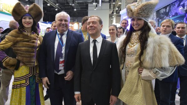 Председатель правительства РФ Дмитрий Медведев после осмотра стендов на выставке Российского инвестиционного форума в Сочи Председатель правительства РФ Дмитрий Медведев после осмотра стендов на выставке Российского инвестиционного форума в Сочи