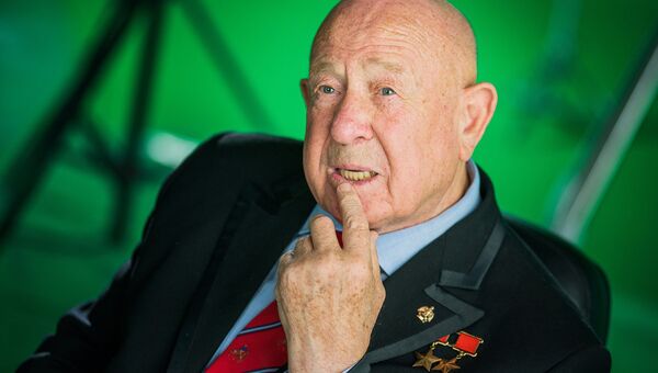 Космонавт Алексей Леонов на съемочной площадке фильма Время первых Космонавт Алексей Леонов на съемочной площадке фильма Время первых