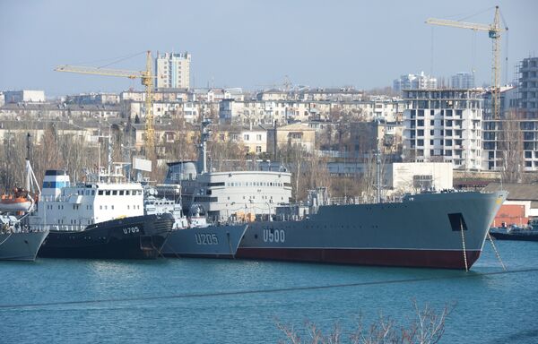 Спасательное буксирное судно Кременец, корвет Луцк и корабль управления Донбасс ВМС Украины в Стрелецкой бухте Севастополя. 2014 год Спасательное буксирное судно Кременец, корвет Луцк и корабль управления Донбасс ВМС Украины в Стрелецкой бухте Севастополя. 2014 год