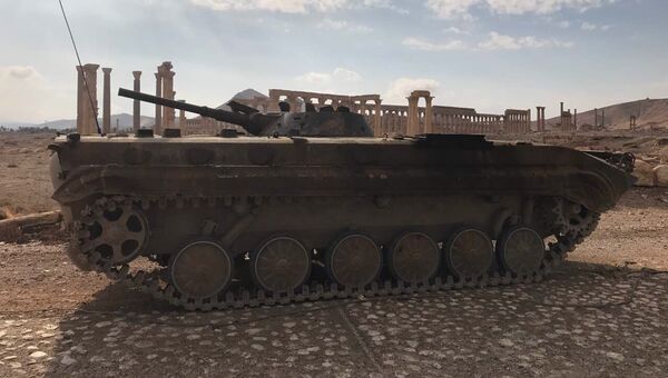 Военная техника Сирийской Арабской Республики возле историко-архитектурного комплекса Древней Пальмиры в сирийской провинции Хомс Военная техника Сирийской Арабской Республики возле историко-архитектурного комплекса Древней Пальмиры в сирийской провинции Хомс
