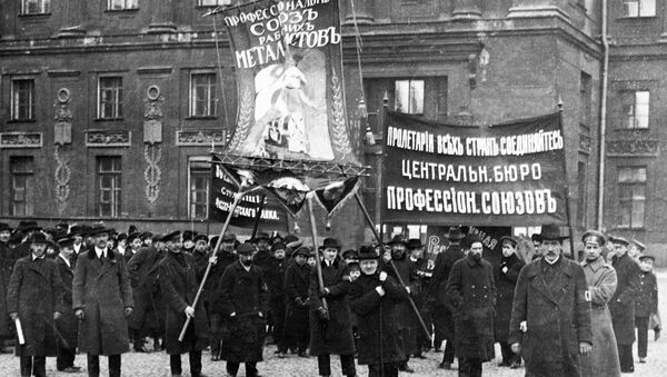 Демонстрация рабочих на улицах революционного Петрограда. 1917 год Демонстрация рабочих на улицах революционного Петрограда. 1917 год