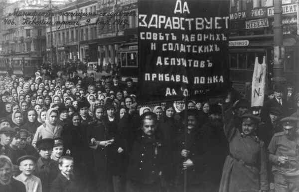 Демонстрация на Невском проспекте под лозунгом Да здравствует Совет Рабочих и Солдатских депутатов!. 9 апреля 1917 Демонстрация на Невском проспекте под лозунгом Да здравствует Совет Рабочих и Солдатских депутатов!. 9 апреля 1917