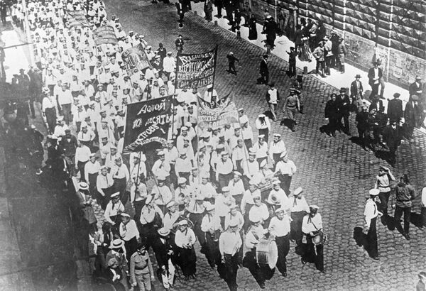 Демонстрация революционных моряков в Петрограде. 1917 год Демонстрация революционных моряков в Петрограде. 1917 год