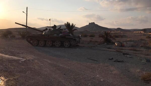 Танк Т-62 в окрестностях Древней Пальмиры в сирийской провинции Хомс Танк Т-62 в окрестностях Древней Пальмиры в сирийской провинции Хомс