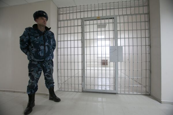 Сотрудник Федеральной службы исполнения наказаний РФ в здании нового следственного изолятора Кресты-2, строящегося в Санкт-Петербурге Сотрудник Федеральной службы исполнения наказаний РФ в здании нового следственного изолятора Кресты-2, строящегося в Санкт-Петербурге