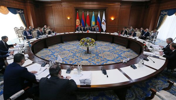 Председатель правительства РФ Дмитрий Медведев на заседании Евразийского межправительственного совета в узком составе. 7 марта 2017 Председатель правительства РФ Дмитрий Медведев на заседании Евразийского межправительственного совета в узком составе. 7 марта 2017