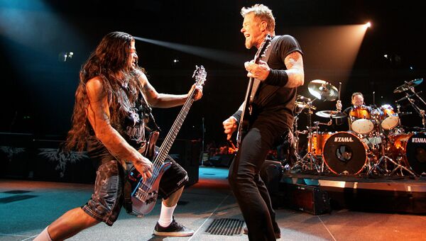 Бас-гитарист группы Metallica Роберт Трухильо и вокалист группы Джеймс Хэтфилд на концерте во время турне World Magnetic Tour в Вильнюсе Бас-гитарист группы Metallica Роберт Трухильо и вокалист группы Джеймс Хэтфилд на концерте во время турне World Magnetic Tour в Вильнюсе