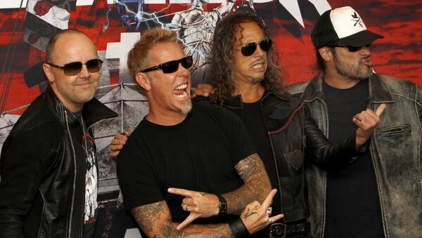 Участники группы Metallica Ларс Ульрих, Джеймс Хэтфилд, Кирк Хэммет и Роберт Трухильо позируют перед концертом в Мехико Участники группы Metallica Ларс Ульрих, Джеймс Хэтфилд, Кирк Хэммет и Роберт Трухильо позируют перед концертом в Мехико