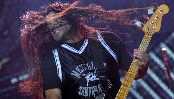 Бас-гитарист Metallica Роберт Трухильо на рок-фествале Sonisphere в Варшаве Бас-гитарист Metallica Роберт Трухильо на рок-фествале Sonisphere в Варшаве
