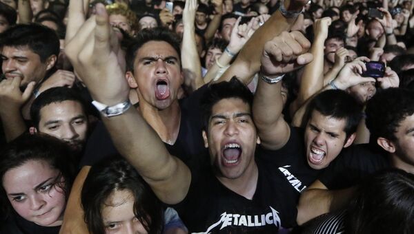 Поклонники группы Metallica на концерте в Асунсьоне, Парагвай Поклонники группы Metallica на концерте в Асунсьоне, Парагвай