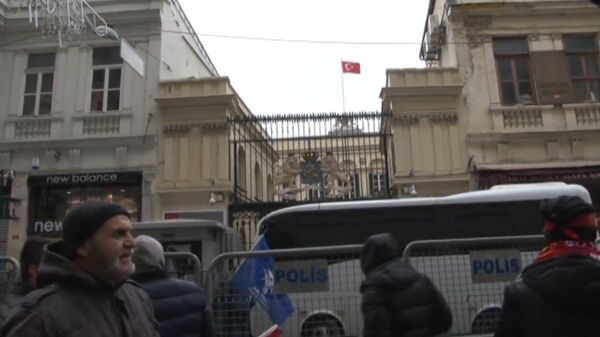 Протестующие заменили голландский флаг турецким на консульстве Нидерландов в Стамбуле Протестующие заменили голландский флаг турецким на консульстве Нидерландов в Стамбуле