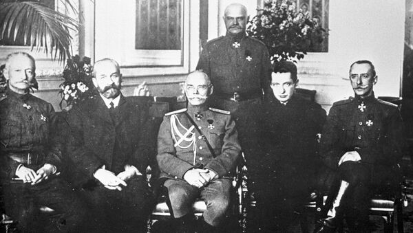 Министр - председатель Временного правительства князь Георгий Евгеньевич Львов (2-й слева) и Военный и морской министр Всероссийского Временного Правительства Александр Федорович Керенский (2-й справа) с группой генералов. Петроград, июнь 1917 года. Архивное фото Министр - председатель Временного правительства князь Георгий Евгеньевич Львов (2-й слева) и Военный и морской министр Всероссийского Временного Правительства Александр Федорович Керенский (2-й справа) с группой генералов. Петроград, июнь 1917 года. Архивное фото