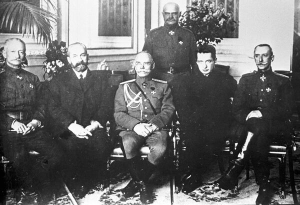 Министр - председатель Временного правительства князь Георгий Евгеньевич Львов и Военный и морской министр Всероссийского Временного Правительства Александр Федорович Керенский с группой генералов Министр - председатель Временного правительства князь Георгий Евгеньевич Львов и Военный и морской министр Всероссийского Временного Правительства Александр Федорович Керенский с группой генералов