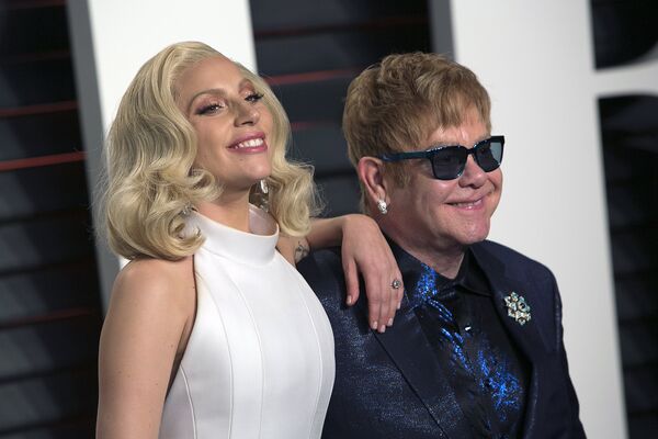 Певица Lady Gaga и британский музыкант Элтон Джон в Беверли-Хиллз, штат Калифорния, 28 февраля 2016 Певица Lady Gaga и британский музыкант Элтон Джон в Беверли-Хиллз, штат Калифорния, 28 февраля 2016
