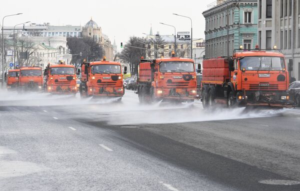 Спецтехника поливает дорогу на улице Новый Арбат в Москве. Спецтехника поливает дорогу на улице Новый Арбат в Москве.