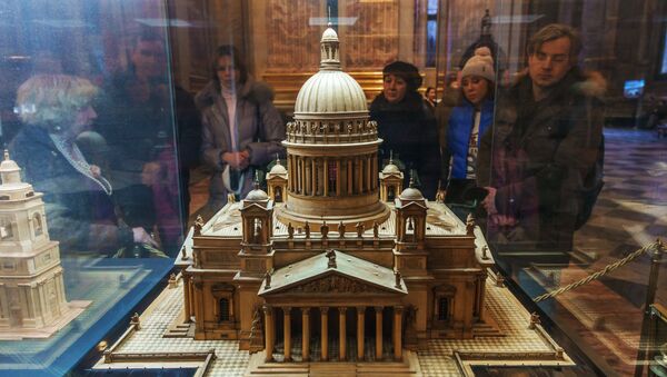 Туристы рассматривают макет Исаакиевского собора Туристы рассматривают макет Исаакиевского собора