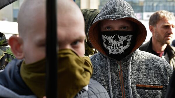 Участники акции у входа в центральное отделение дочернего предприятия Сбербанка России в Киеве Участники акции у входа в центральное отделение дочернего предприятия Сбербанка России в Киеве