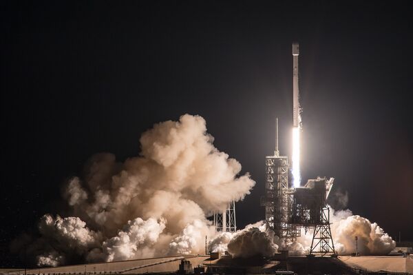 Старт ракеты Falcon 9 со спутником EchoStar 23 со стартовой площадке SpaceX на космодроме на мысе Канаверал. 16 марта 2017 Старт ракеты Falcon 9 со спутником EchoStar 23 со стартовой площадке SpaceX на космодроме на мысе Канаверал. 16 марта 2017