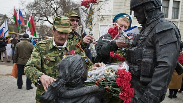 Возложение цветов к памятнику Вежливым людям во время праздничных мероприятий, посвященных Дню Общекрымского референдума 2014 года, в Симферополе Возложение цветов к памятнику Вежливым людям во время праздничных мероприятий, посвященных Дню Общекрымского референдума 2014 года, в Симферополе