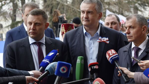 Глава Донецкой народной республики Александр Захарченко, глава Республики Крым Сергей Аксенов и председатель Госсовета Республики Крым Владимир Константинов Глава Донецкой народной республики Александр Захарченко, глава Республики Крым Сергей Аксенов и председатель Госсовета Республики Крым Владимир Константинов