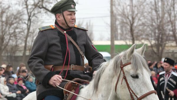 Участник театрализованной постановки Парад эпох на фестивале Крымская весна в селе Мирное Симферопольского района Республики Крым Участник театрализованной постановки Парад эпох на фестивале Крымская весна в селе Мирное Симферопольского района Республики Крым