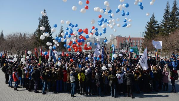 Участники запускают шары на праздничном мероприятии Крымская весна! Мы вместе! в честь третьей годовщины присоединения Крыма с Россией в Новосибирске Участники запускают шары на праздничном мероприятии Крымская весна! Мы вместе! в честь третьей годовщины присоединения Крыма с Россией в Новосибирске