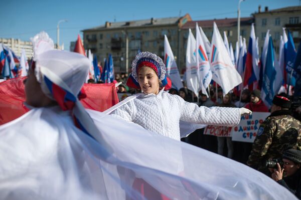 Участники представления во время митинга в честь третьей годовщины воссоединения Крыма с Россией в Омске Участники представления во время митинга в честь третьей годовщины воссоединения Крыма с Россией в Омске