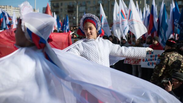 Участники представления во время митинга в честь третьей годовщины воссоединения Крыма с Россией в Омске Участники представления во время митинга в честь третьей годовщины воссоединения Крыма с Россией в Омске