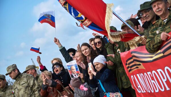Участники митинга в честь третьей годовщины воссоединения Крыма с Россией на мысе Хрустальный в Севастополе Участники митинга в честь третьей годовщины воссоединения Крыма с Россией на мысе Хрустальный в Севастополе
