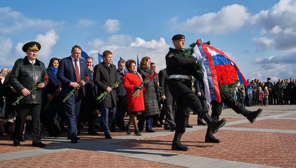 Возложение венка и цветов во время митинга в честь третьей годовщины воссоединения Крыма с Россией на мысе Хрустальный в Севастополе Возложение венка и цветов во время митинга в честь третьей годовщины воссоединения Крыма с Россией на мысе Хрустальный в Севастополе