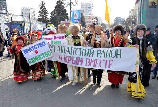 Участники митинга в честь третьей годовщины воссоединения Крыма с Россией на пешеходной улице Кирова в Челябинске Участники митинга в честь третьей годовщины воссоединения Крыма с Россией на пешеходной улице Кирова в Челябинске
