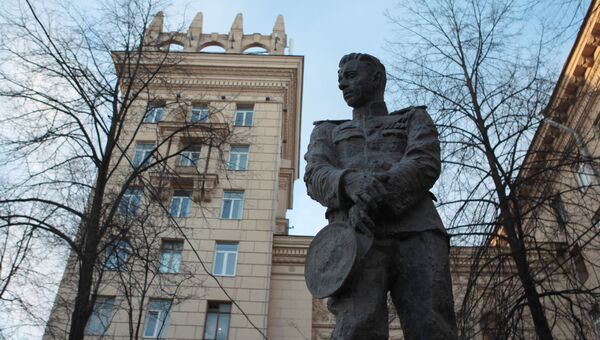 Памятник подводнику Александру Маринеско открыли в Санкт-Петербурге Памятник подводнику Александру Маринеско открыли в Санкт-Петербурге