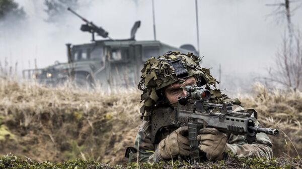 Военнослужащий войск НАТО во время учений в Латвии