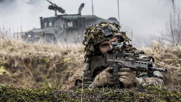 Военнослужащий войск НАТО во время учений в Латвии Военнослужащий войск НАТО во время учений в Латвии