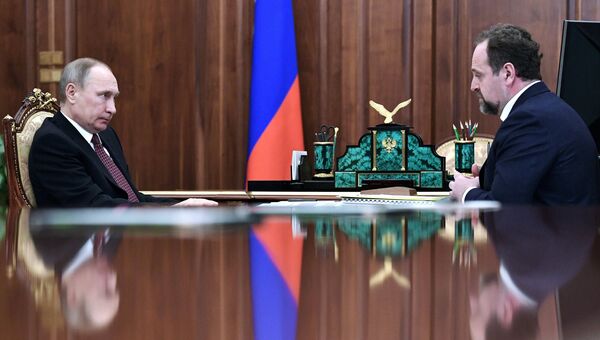 Президент РФ Владимир Путин и министр природных ресурсов и экологии РФ Сергей Донской. Архивное фото Президент РФ Владимир Путин и министр природных ресурсов и экологии РФ Сергей Донской. Архивное фото